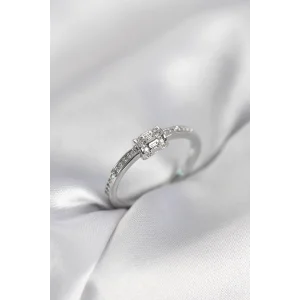 Zirkon Taşlı Gümüş Renk Pirinç Kadın Yüzük