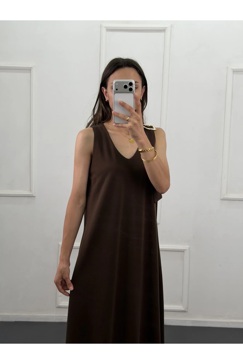 Metal Tokalı Kolsuz Elbise