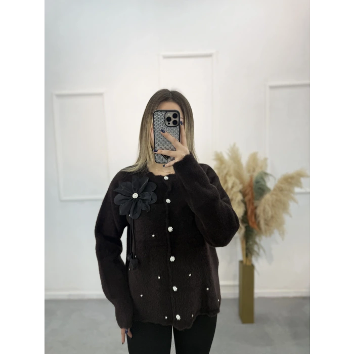 Çiçek Broşlu Taş Detaylı Sakallı Triko Hırka