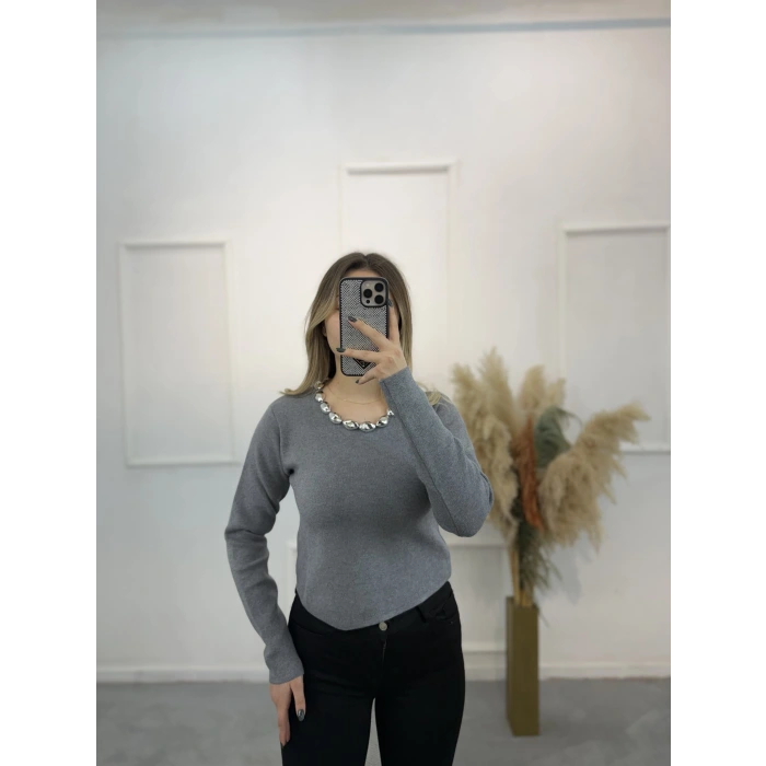 Avid Yakası Boncuklu Triko Kazak