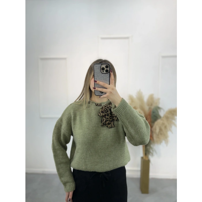 Mire Yakadan Fularlı Kazak