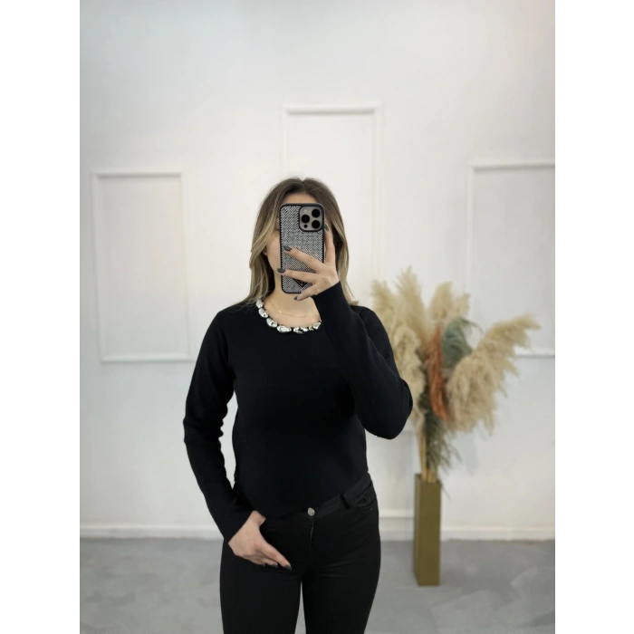 Avid Yakası Boncuklu Triko Kazak