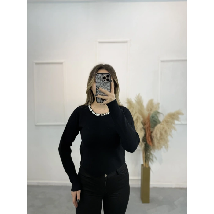 Avid Yakası Boncuklu Triko Kazak