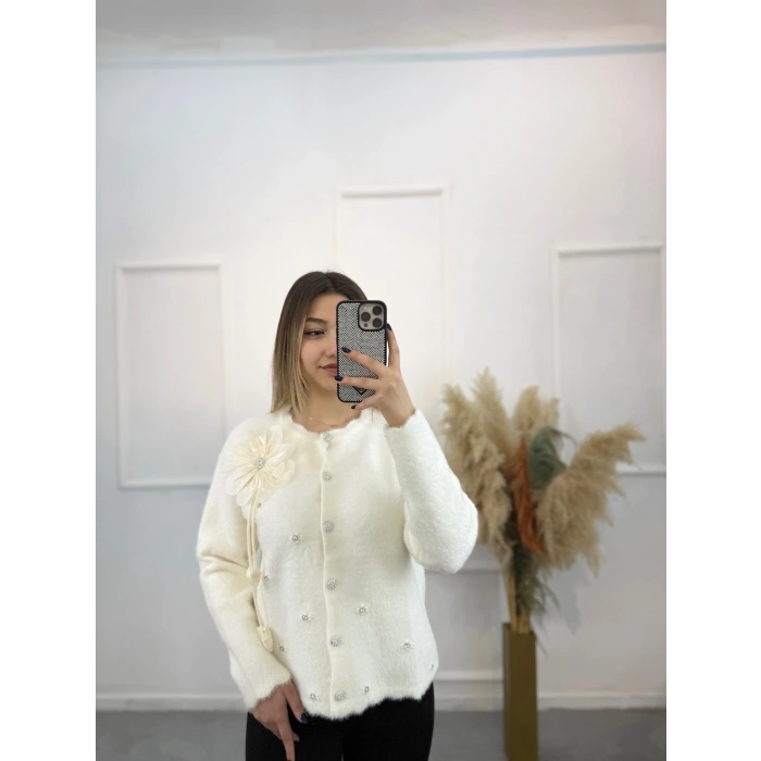 Çiçek Broşlu Taş Detaylı Sakallı Triko Hırka