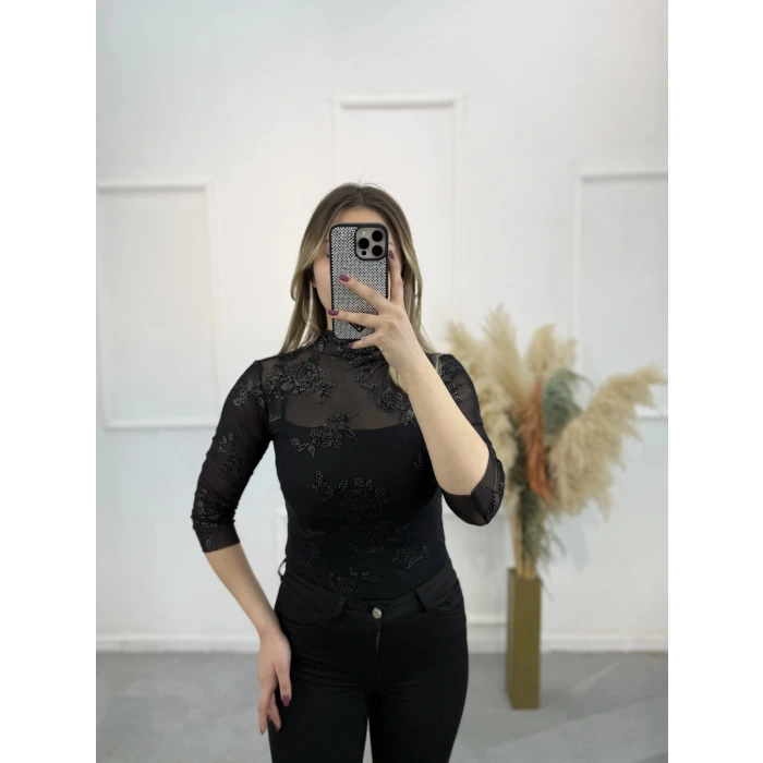 Gül İşlemeli Transparan Bluz