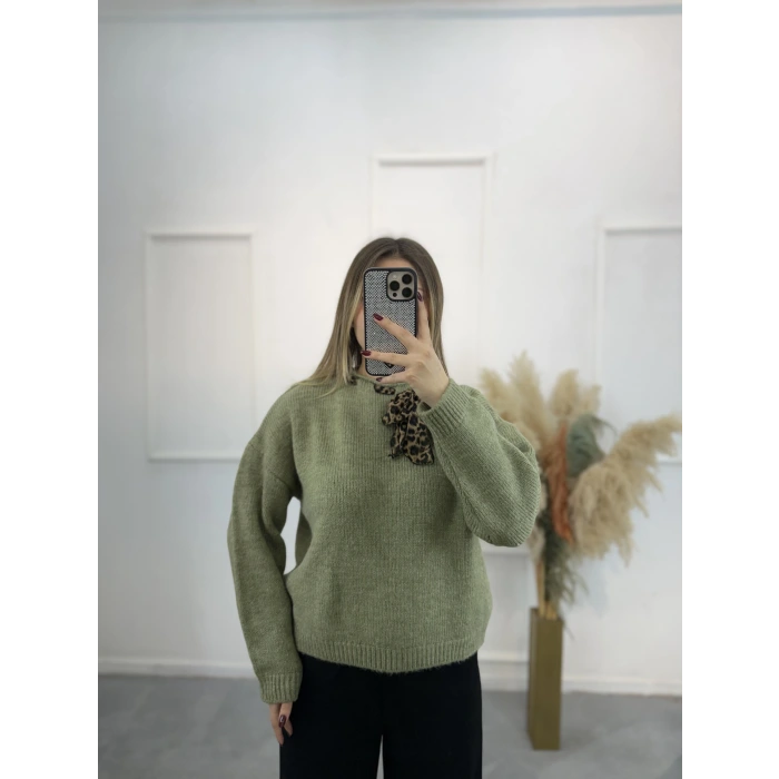 Mire Yakadan Fularlı Kazak