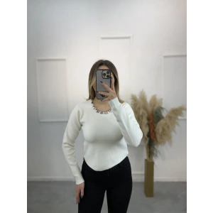 Avid Yakası Boncuklu Triko Kazak