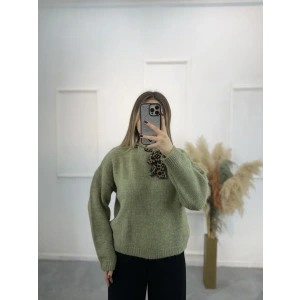 Mire Yakadan Fularlı Kazak