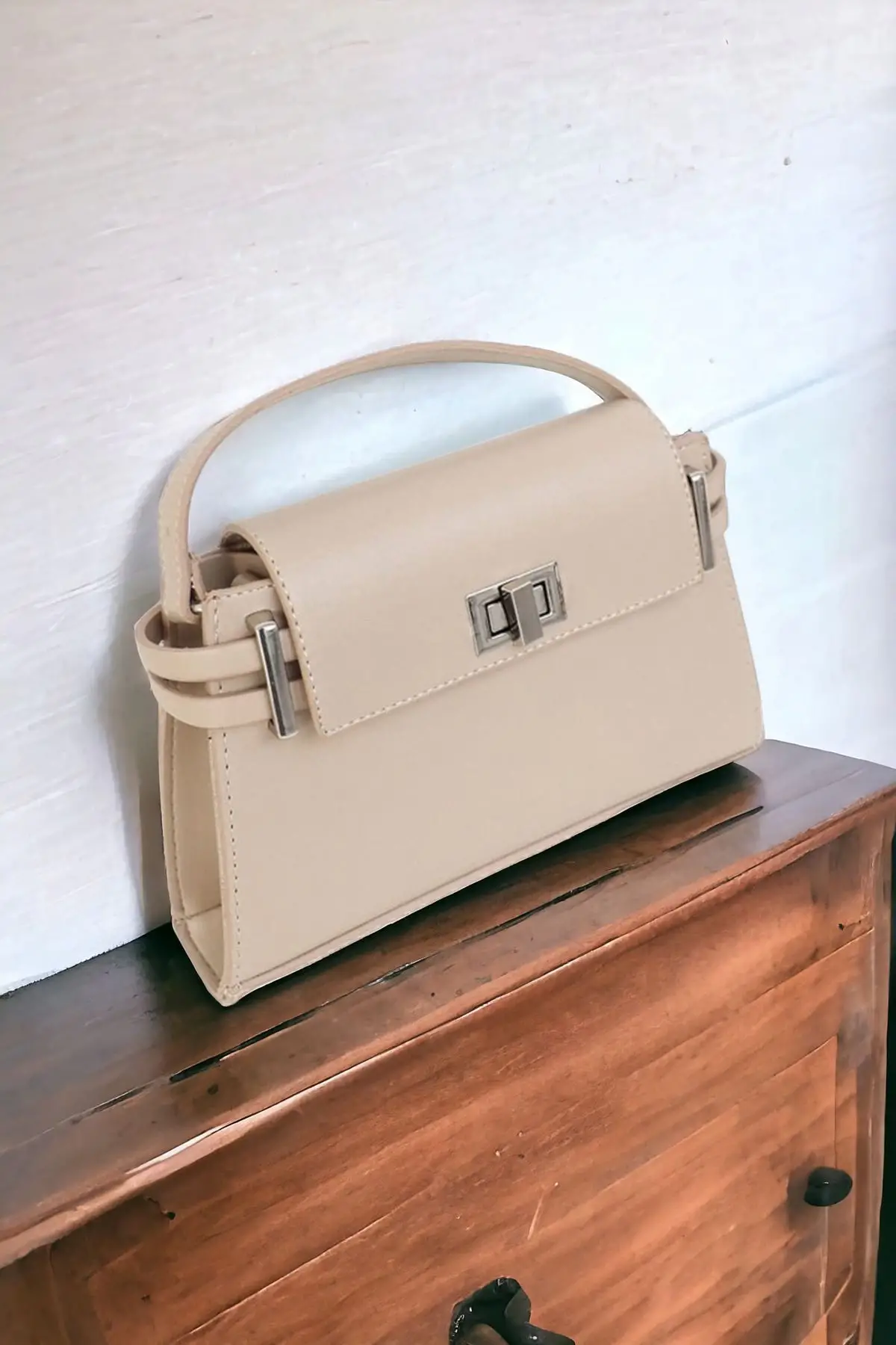 Arte Mini Önden Kilit Kapamalı Ayarlanabilir Askılı Bej Cilt Trend Kadın El Ve Omuz Çantası