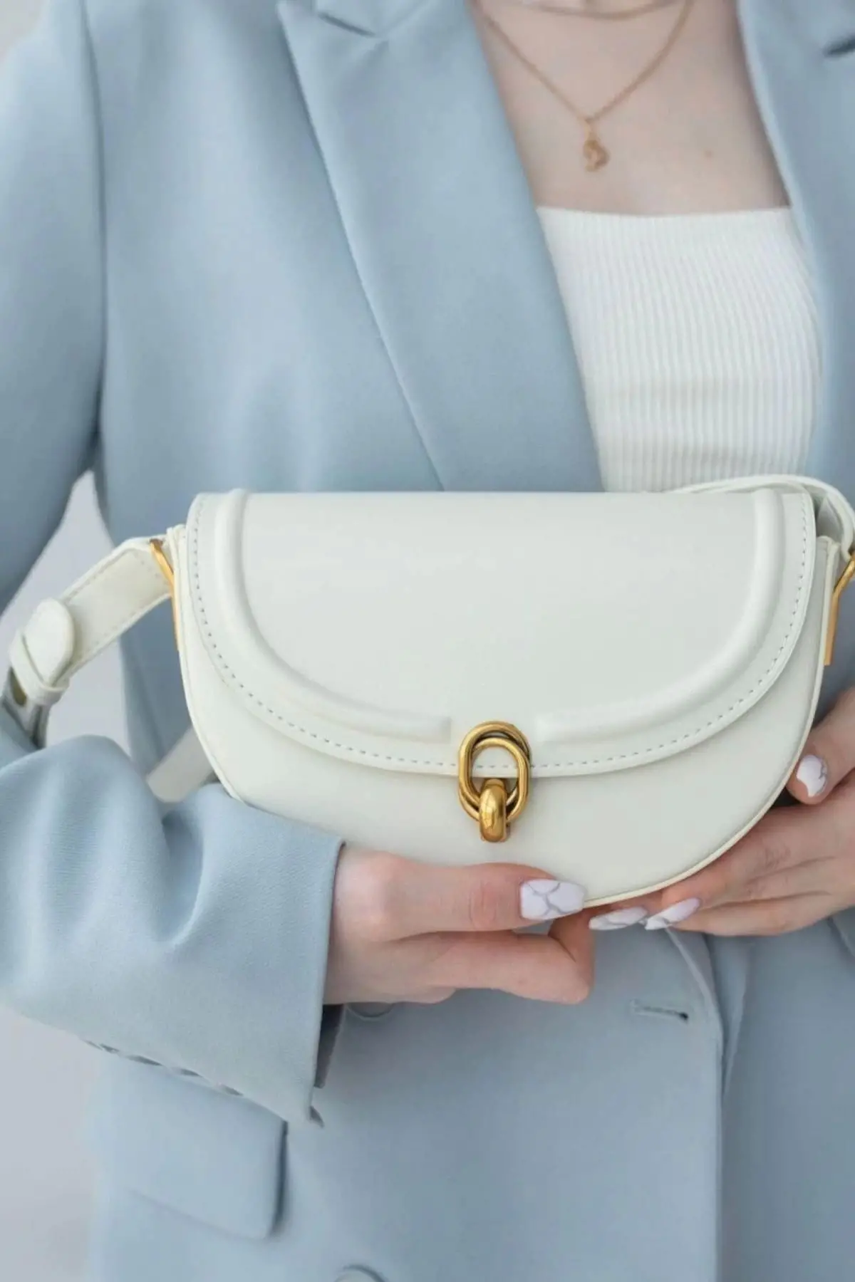 Jessie Beyaz Kilit Kapama Kabartmalı Ayarlanabilir Askılı Kadın Omuz Çantası