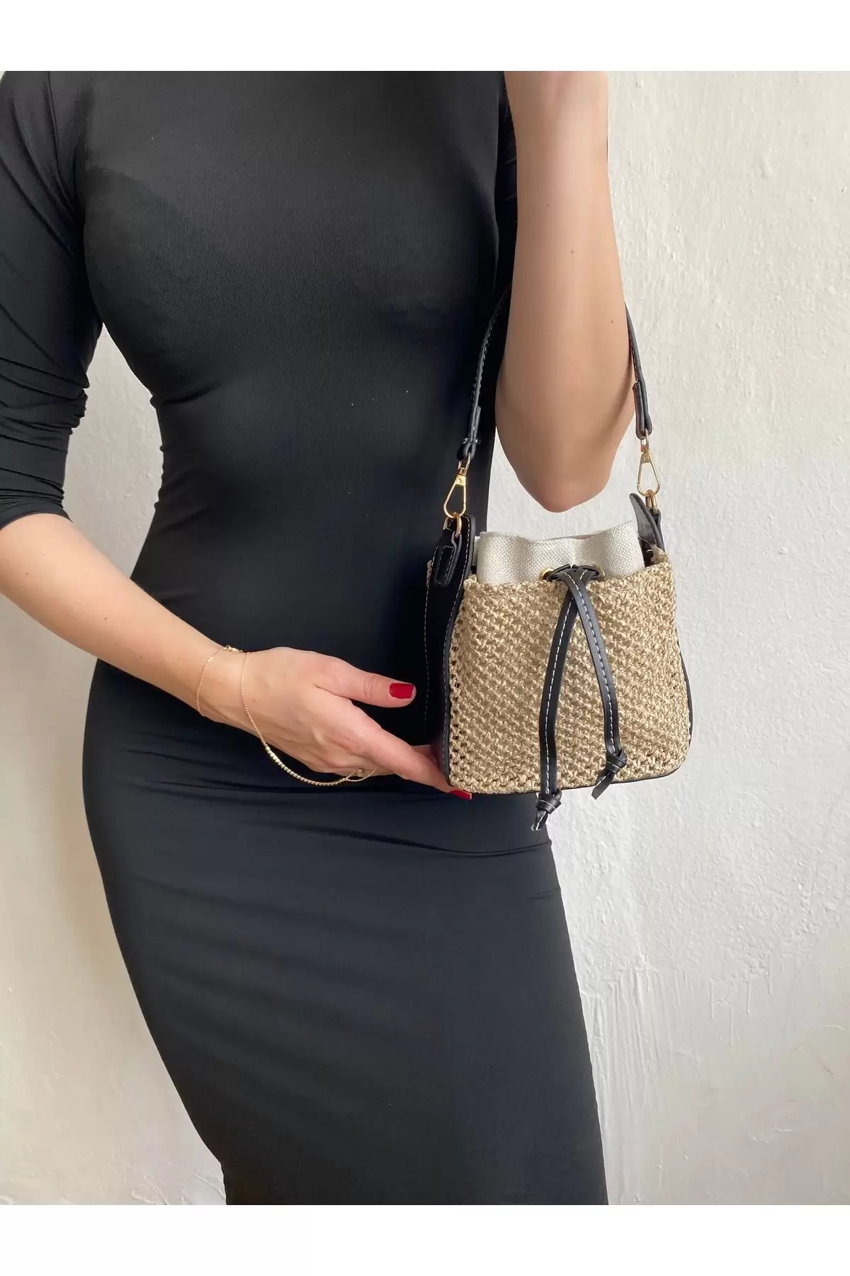 Maria Hasır Siyah Büzgü Kapama Kova Model Mini Kadın Omuz Çantası