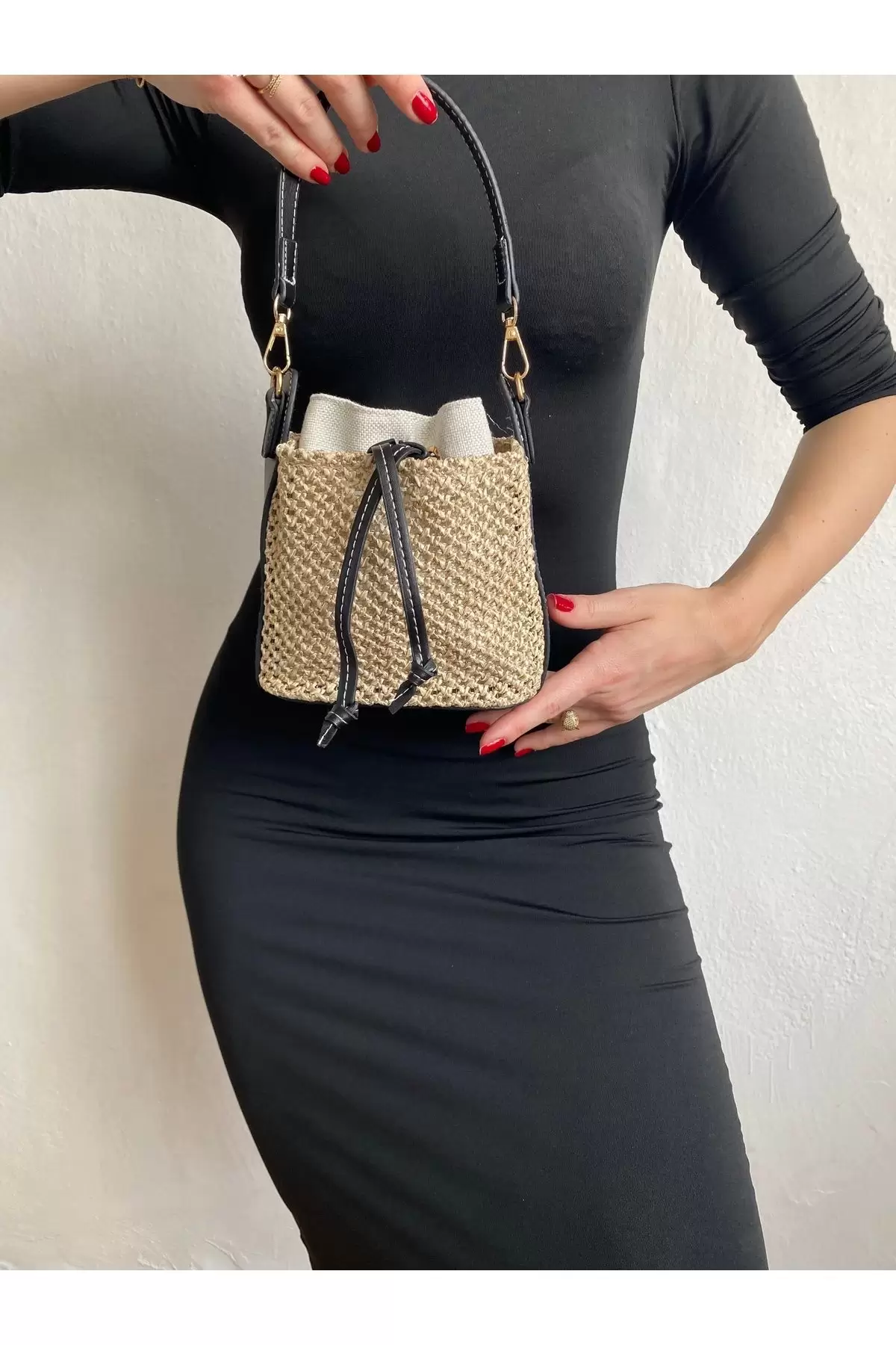 Maria Hasır Siyah Büzgü Kapama Kova Model Mini Kadın Omuz Çantası