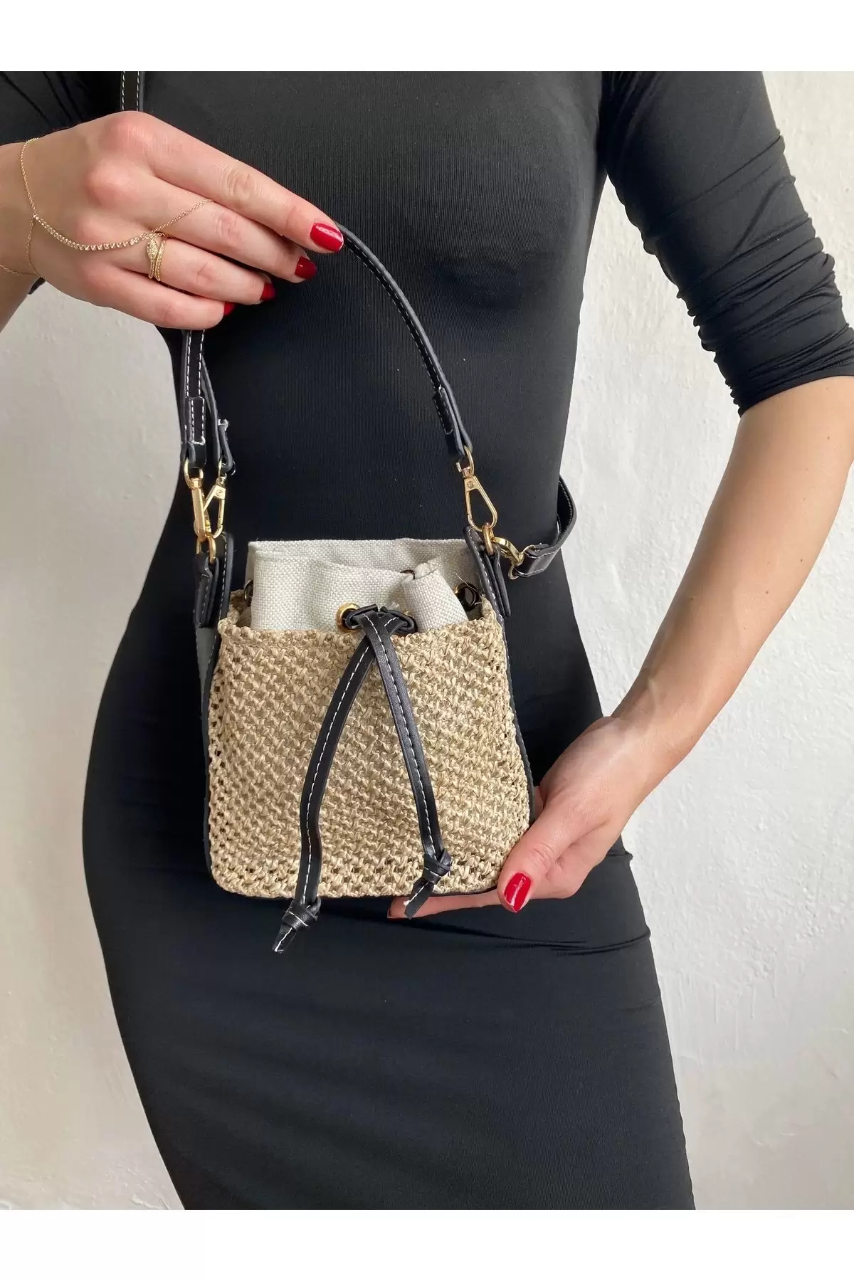 Maria Hasır Siyah Büzgü Kapama Kova Model Mini Kadın Omuz Çantası