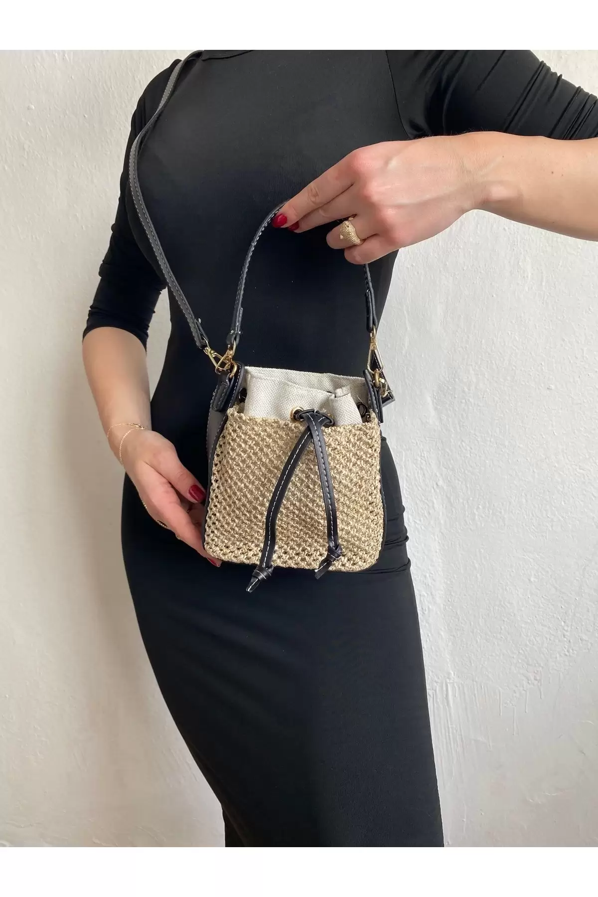 Maria Hasır Siyah Büzgü Kapama Kova Model Mini Kadın Omuz Çantası