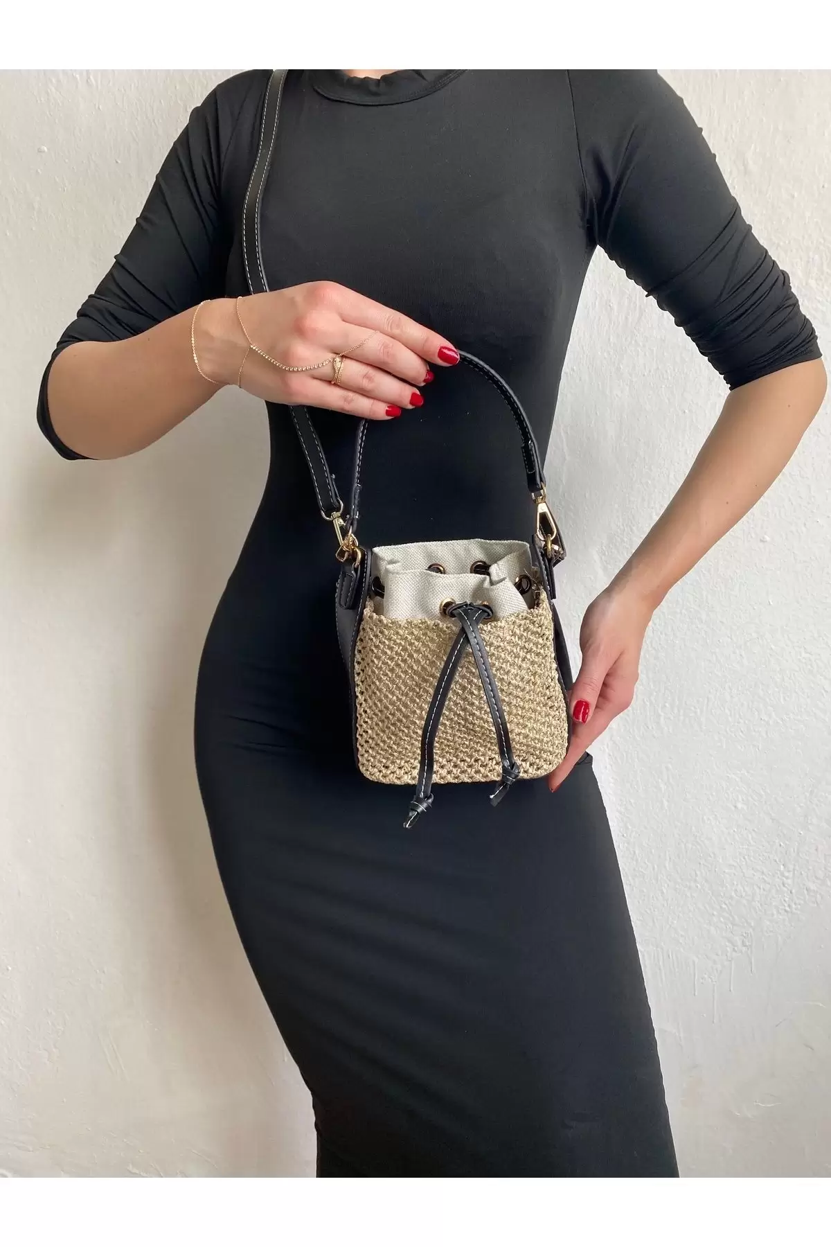 Maria Hasır Siyah Büzgü Kapama Kova Model Mini Kadın Omuz Çantası