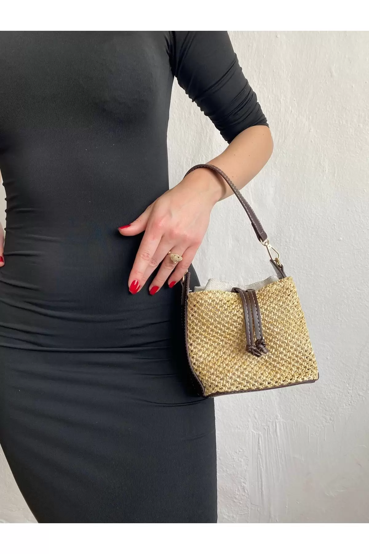 Maria Hasır Kahve Büzgü Kapama Kova Model Mini Kadın Omuz Çantası