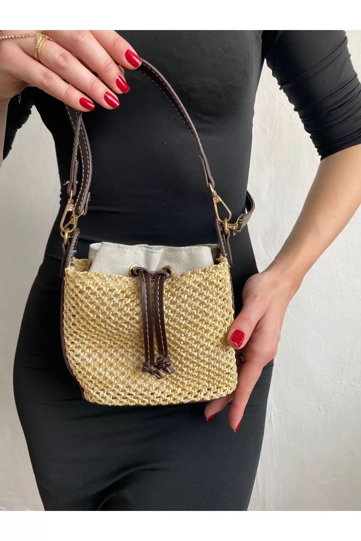 Maria Hasır Kahve Büzgü Kapama Kova Model Mini Kadın Omuz Çantası