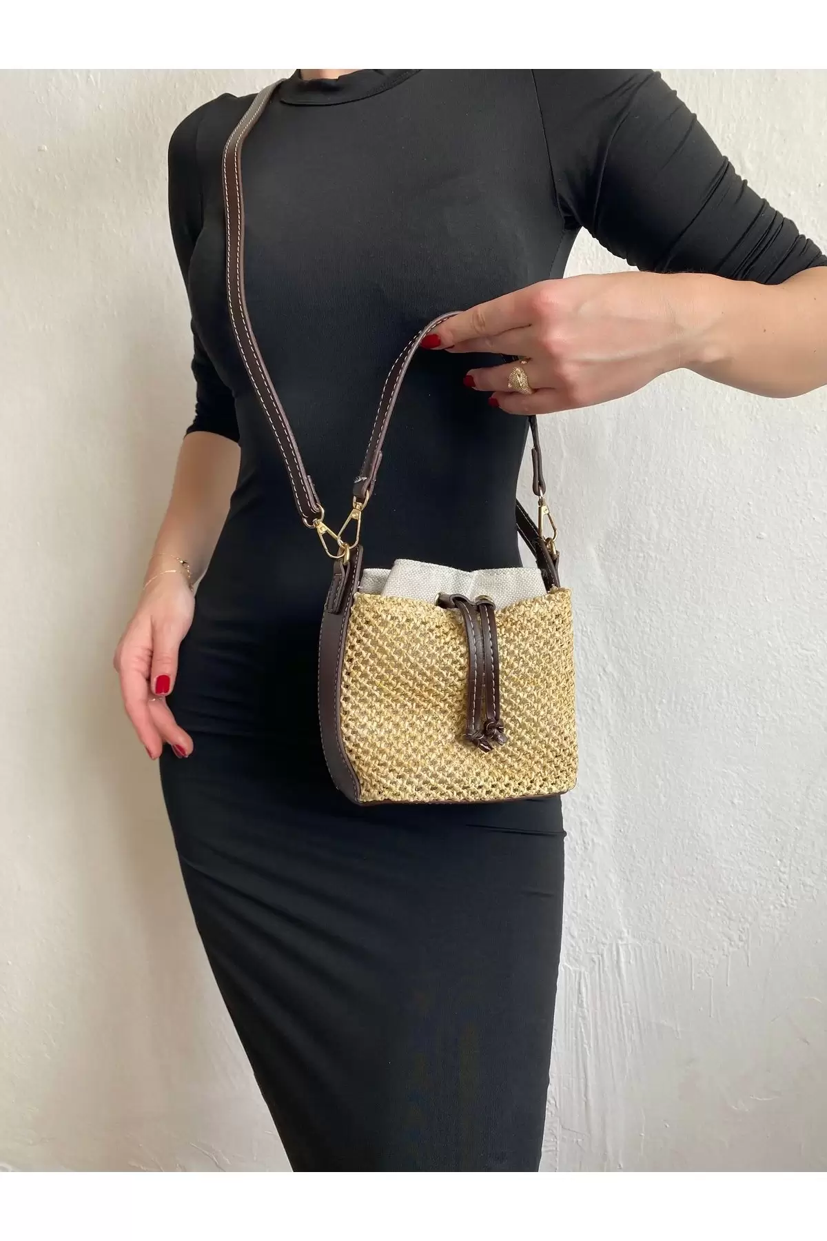 Maria Hasır Kahve Büzgü Kapama Kova Model Mini Kadın Omuz Çantası