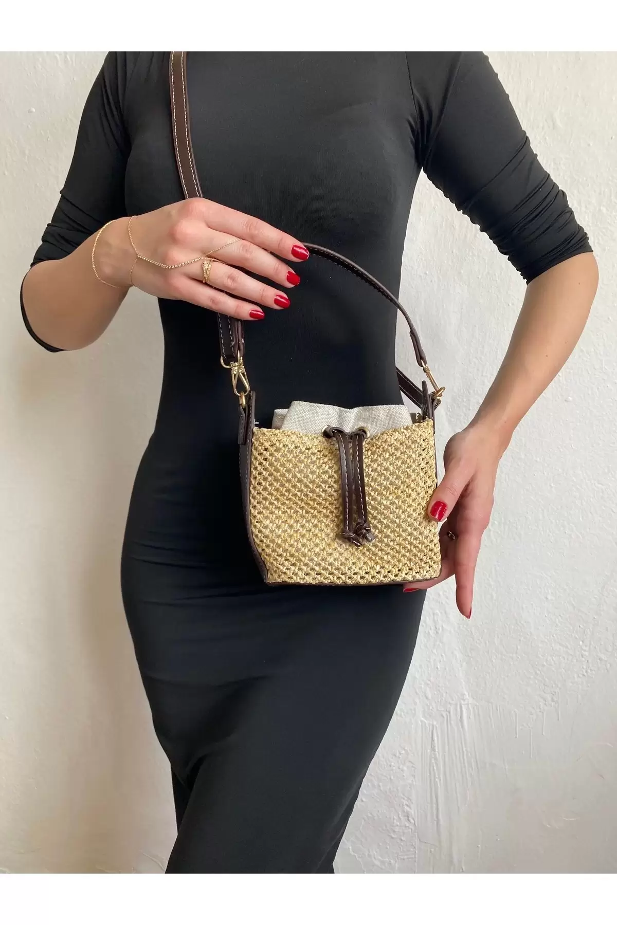 Maria Hasır Kahve Büzgü Kapama Kova Model Mini Kadın Omuz Çantası
