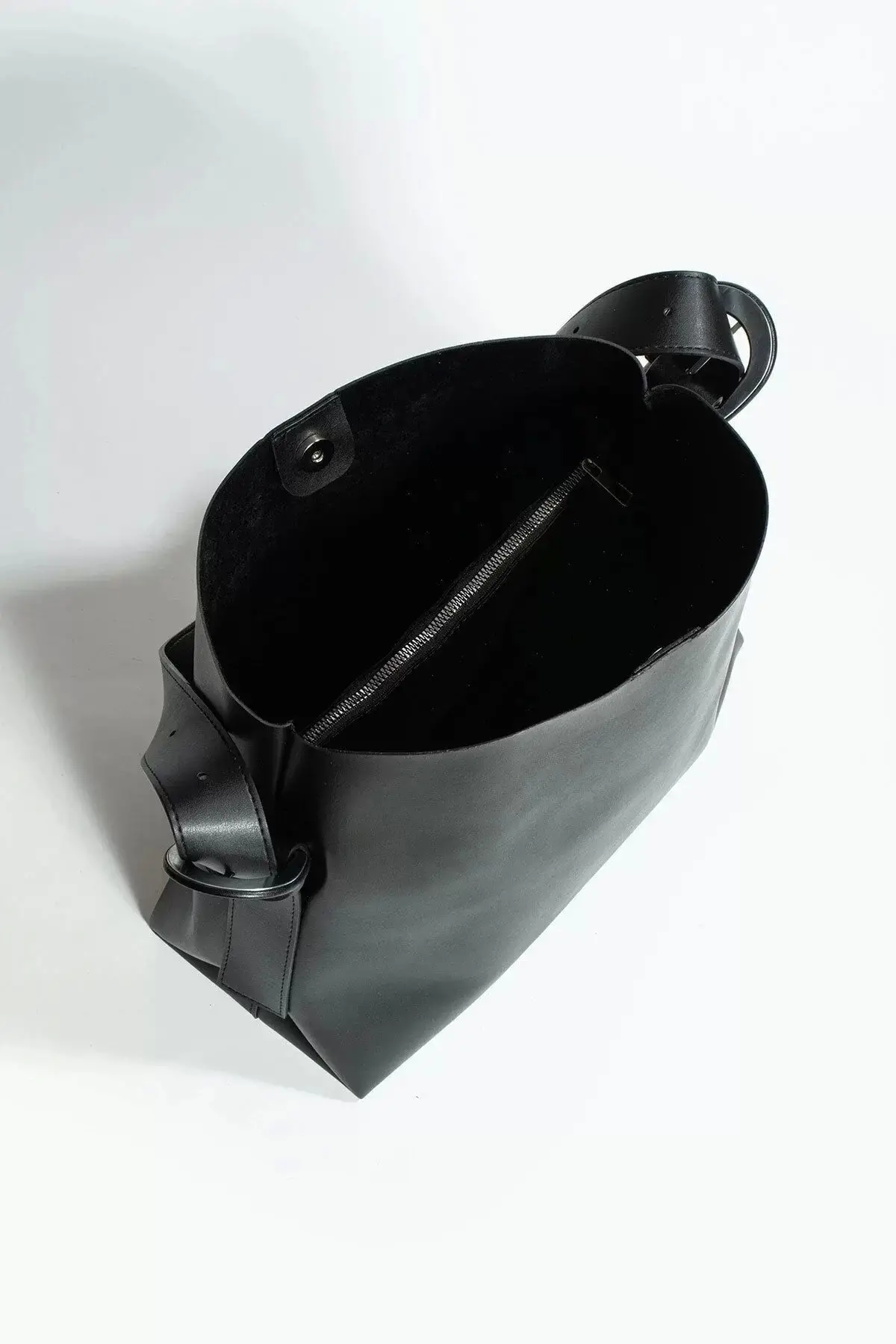 Nastroy Büyük Boy Kemer Detaylı Çıt Çıt Kapamalı Shopper Siyah Cilt Kadın Omuz Çantası