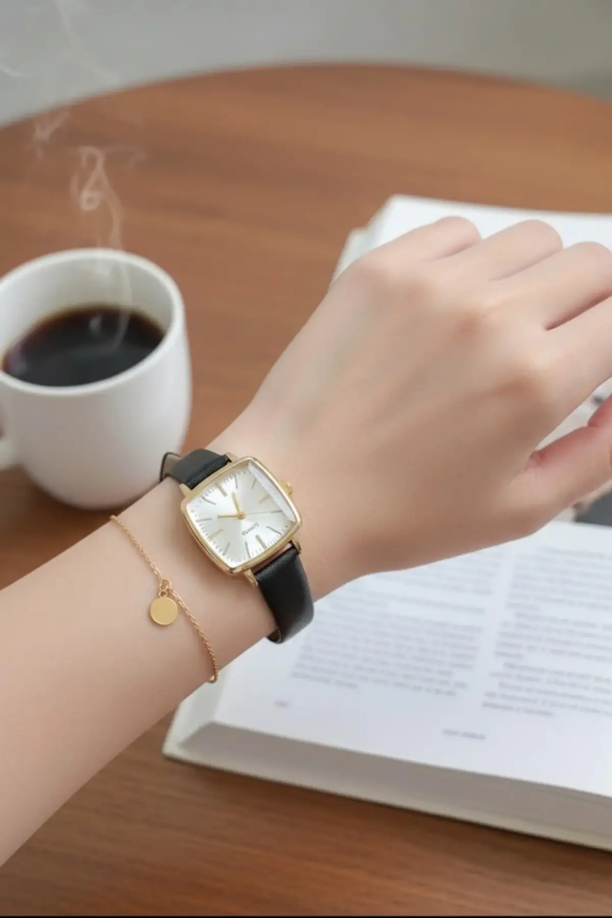 Lavinia Siyah Cilt Deri Kordonlu Kare Minimal Kadın Kol Saati