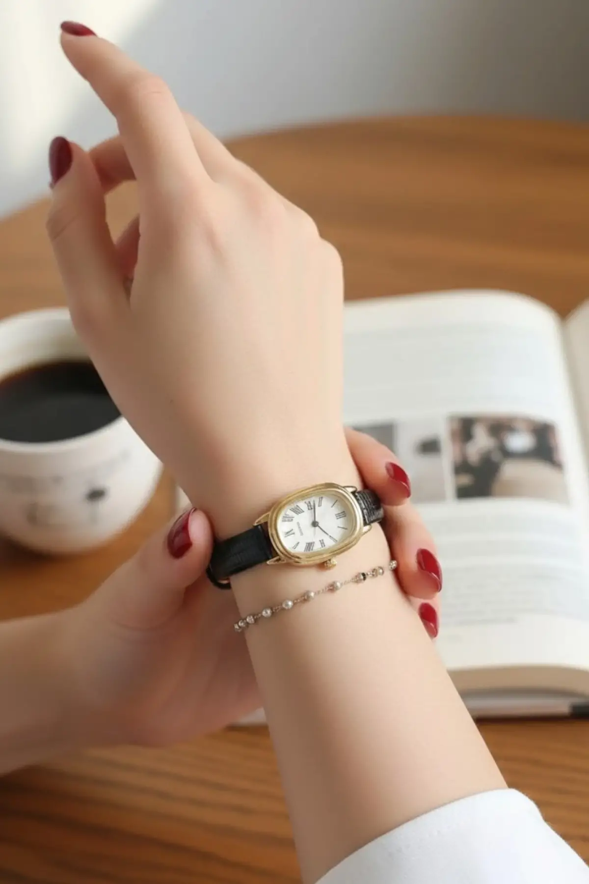 Caroline Siyah Cilt Beyaz Retro Deri Kordonlu Kare Minimal Kadın Kol Saati