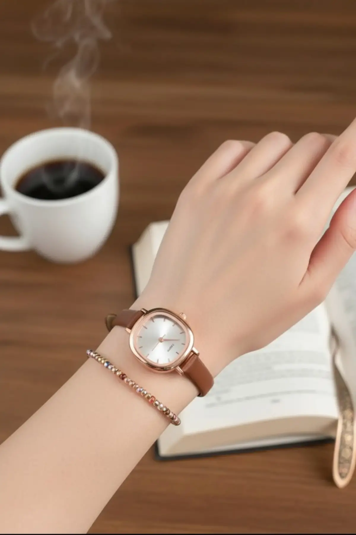 Vivienne Taba Cilt Deri Kordonlu Yuvarlak Minimal Kadın Kol Saati