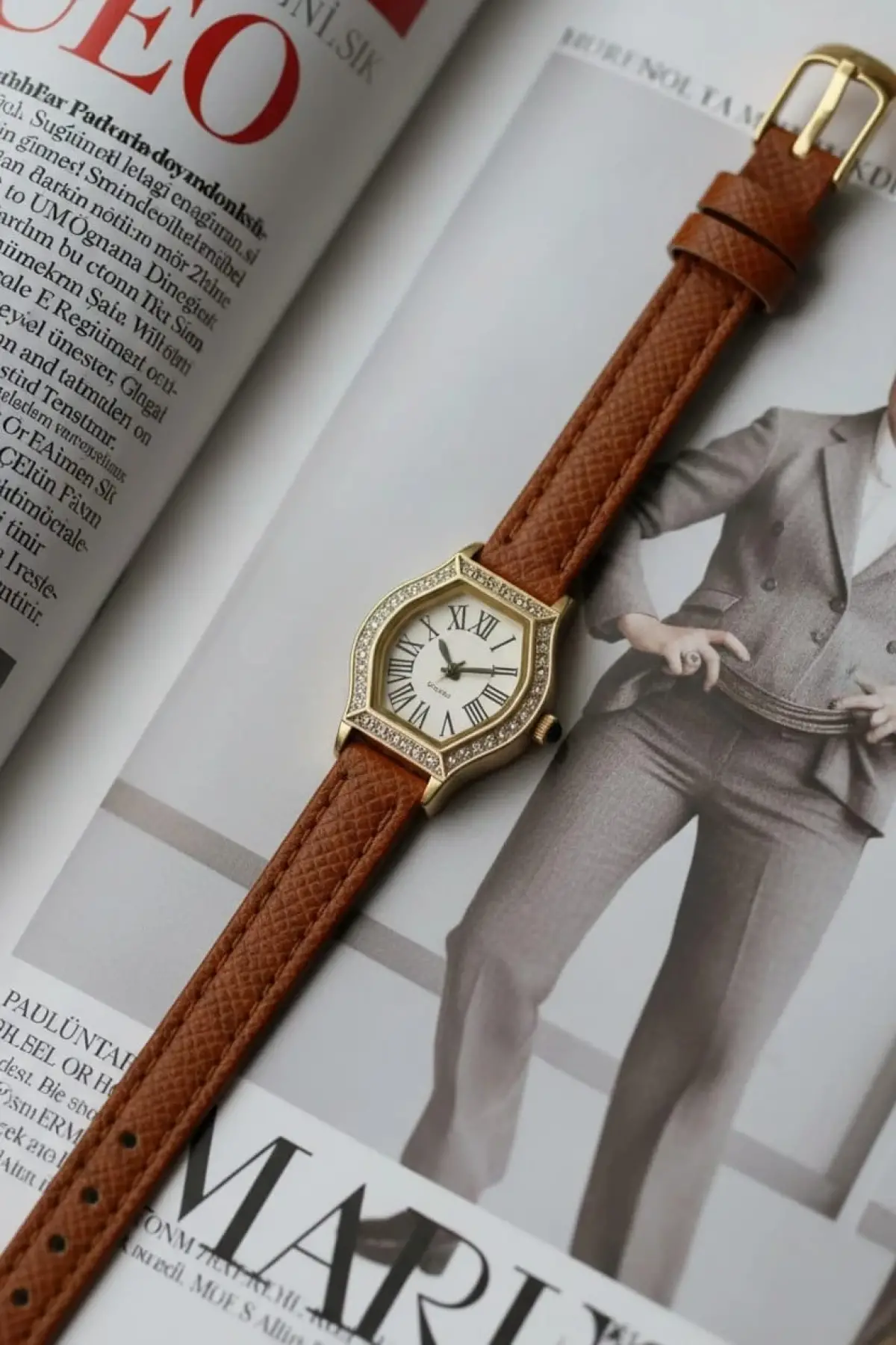 Juana Premium Su Geçirmez Taba Deri Kordonlu Gold Taşlı Kasa Romen Rakamlı Vintage Kadın Kol Saati