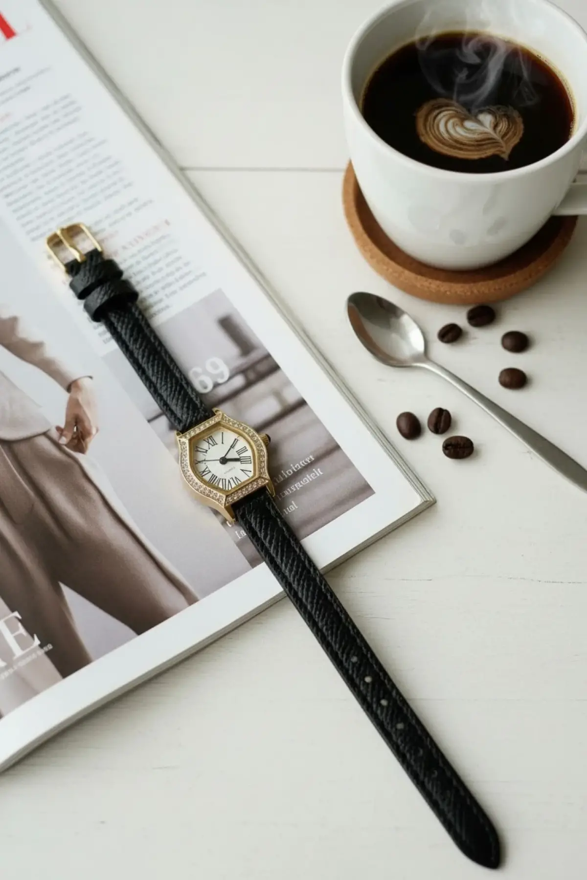 Juana Premium Su Geçirmez Siyah Deri Kordonlu Gold Taşlı Kasa Romen Rakamlı Vintage Kadın Kol Saati