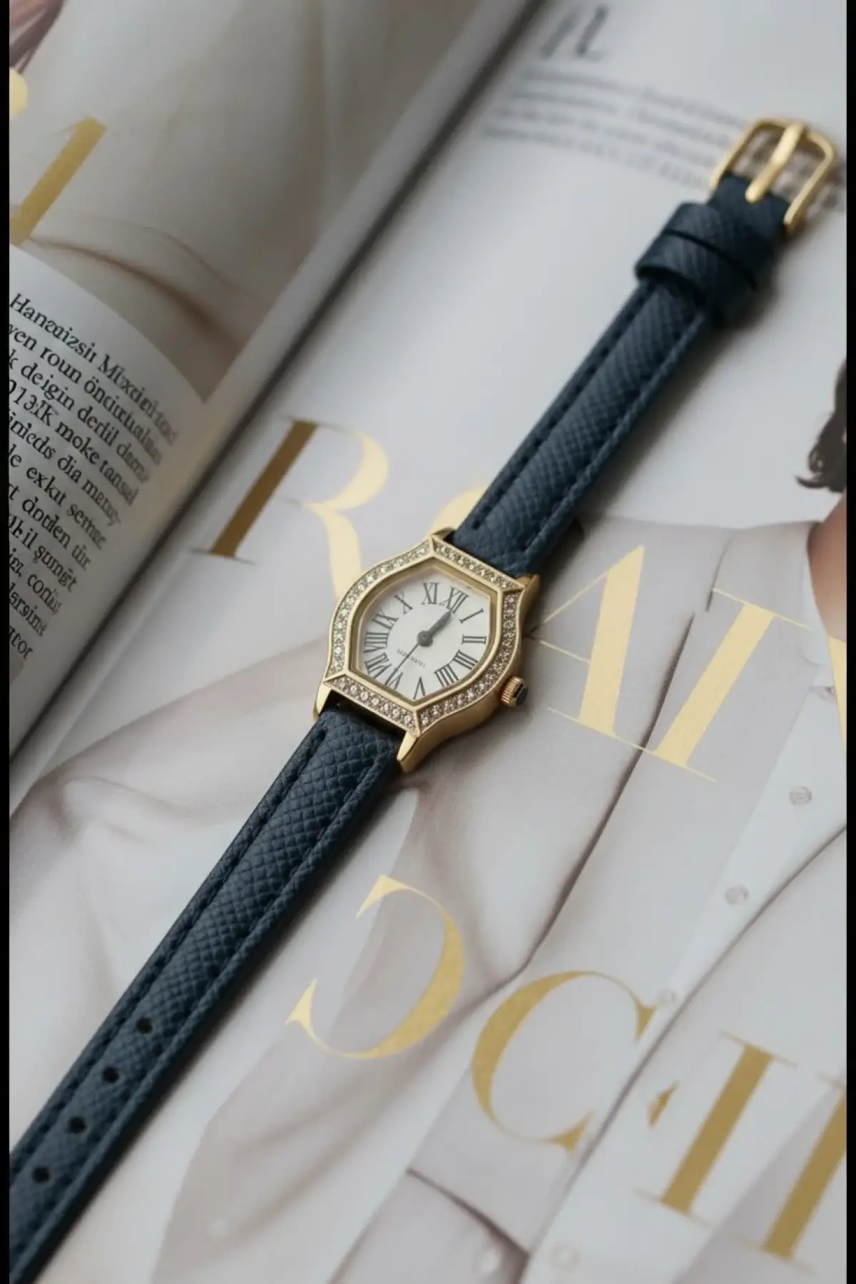 Juana Premium Su Geçirmez Lacivert Deri Kordonlu Gold Taşlı Kasa Romen Rakamlı Vintage Kadın Kol Saati