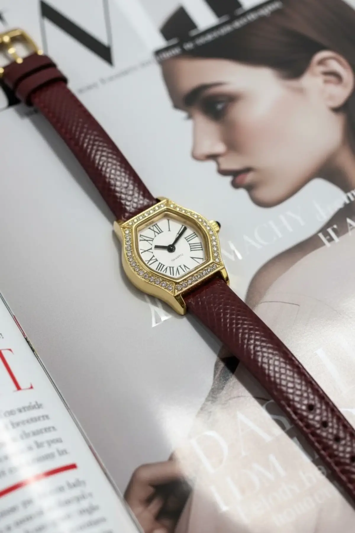 Juana Premium Su Geçirmez Bordo Deri Kordonlu Gold Taşlı Kasa Romen Rakamlı Vintage Kadın Kol Saati