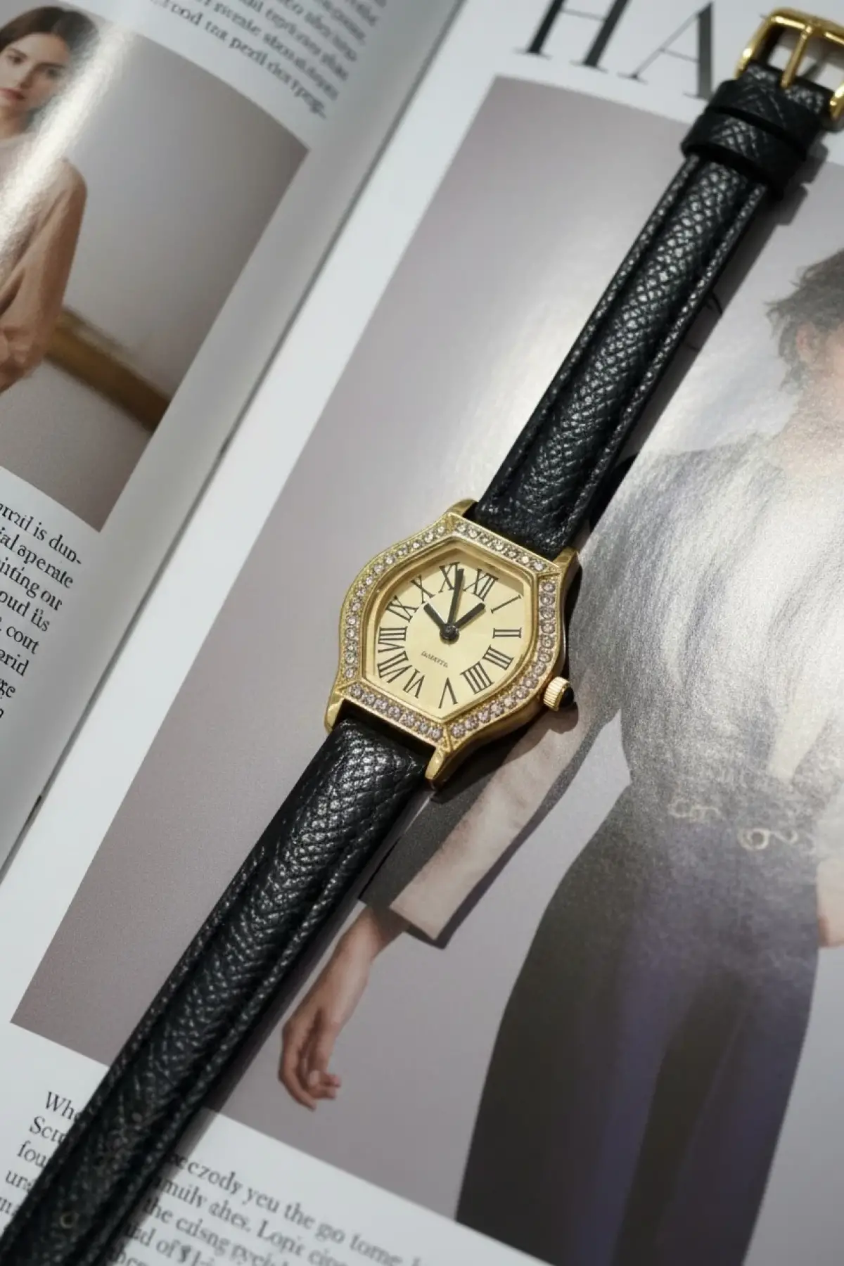 Juana Premium Su Geçirmez Siyah Deri Kordonlu Gold Taşlı Kasa Sarı Kadran Romen Rakamlı Vintage Kadın Kol Saati