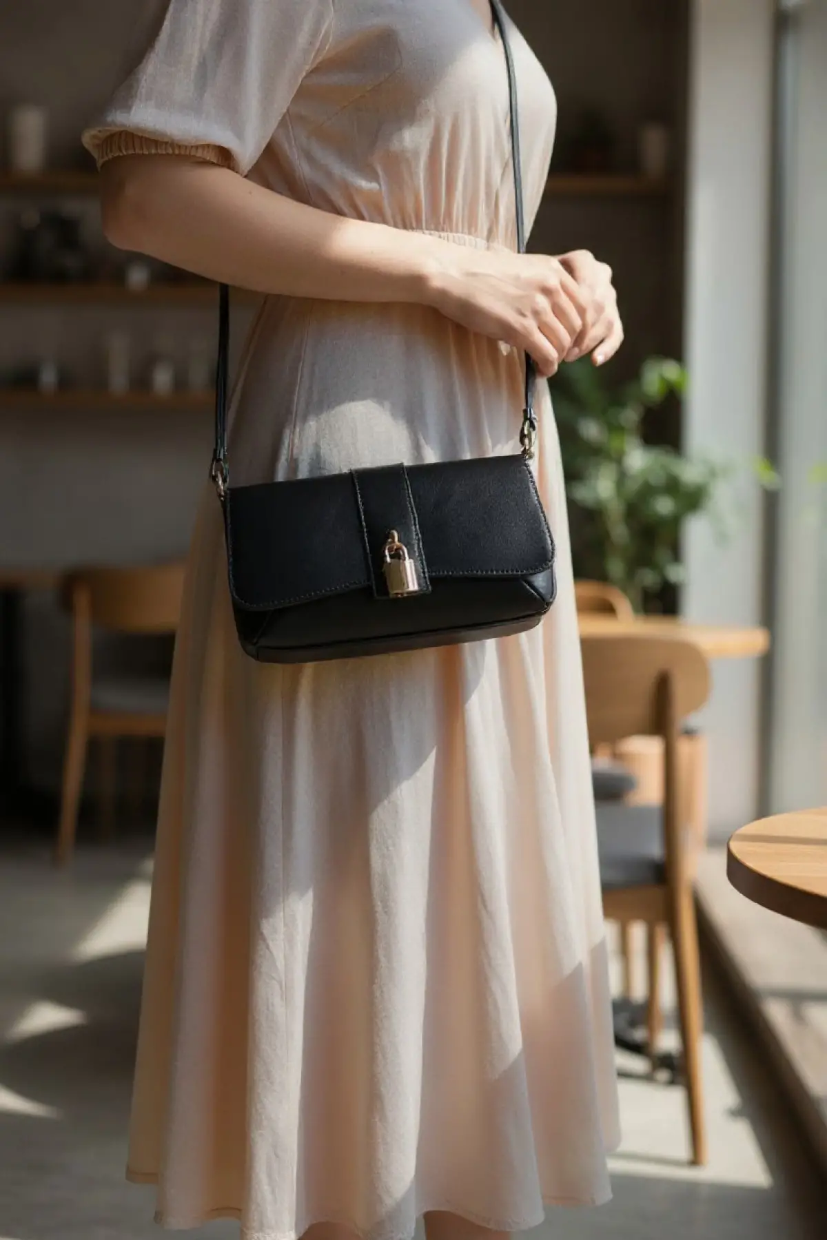 Sahra Önden Kilit Aksesuarlı Asimetrik Siyah Cilt Trend Kadın Omuz Çantası