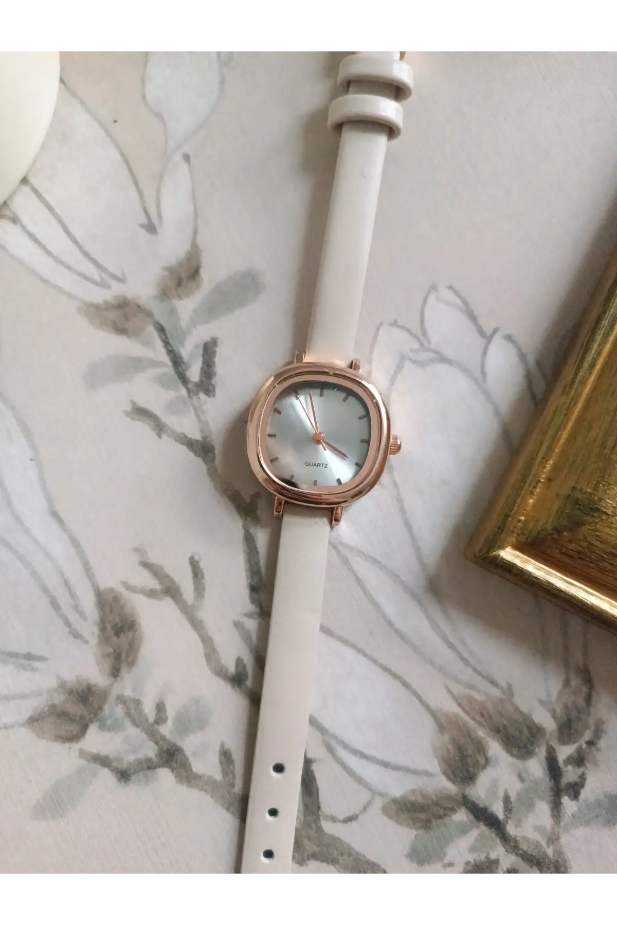 Vivienne Krem Cilt Deri Kordonlu Yuvarlak Minimal Kadın Kol Saati