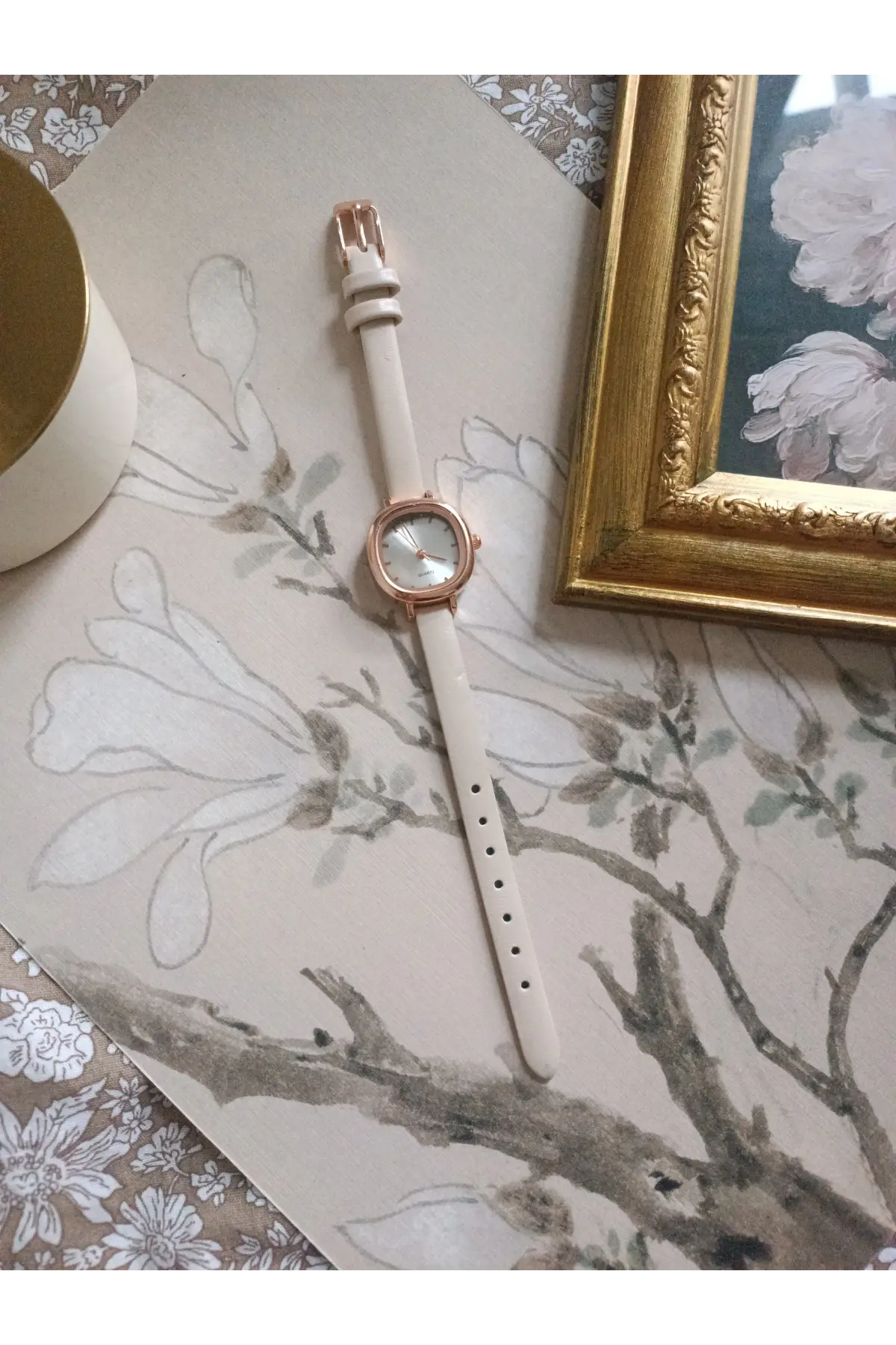 Vivienne Krem Cilt Deri Kordonlu Yuvarlak Minimal Kadın Kol Saati