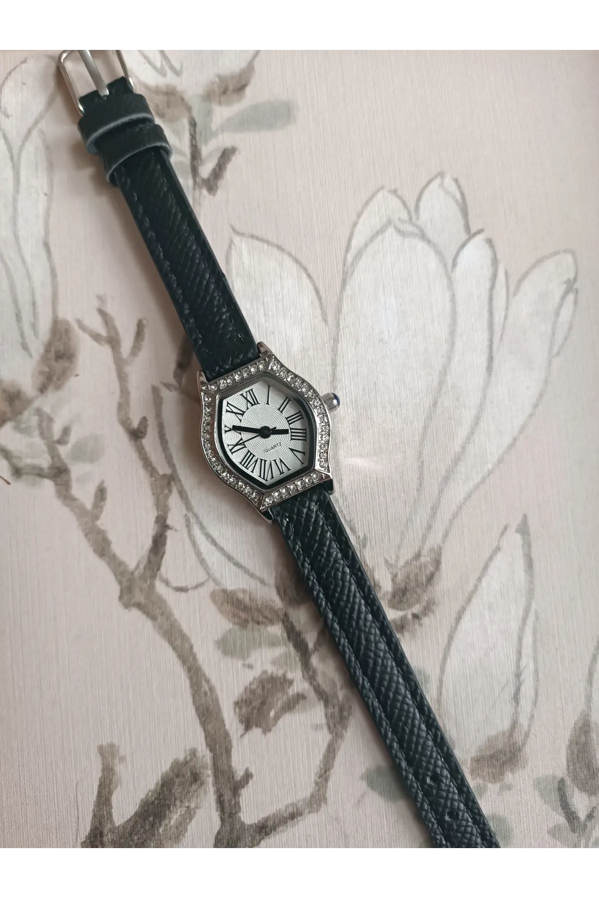 Juana Premium Su Geçirmez Siyah Deri Kordonlu Gold Taşlı Kasa Gümüş Kasa Romen Rakamlı Vintage Kadın Kol Saati