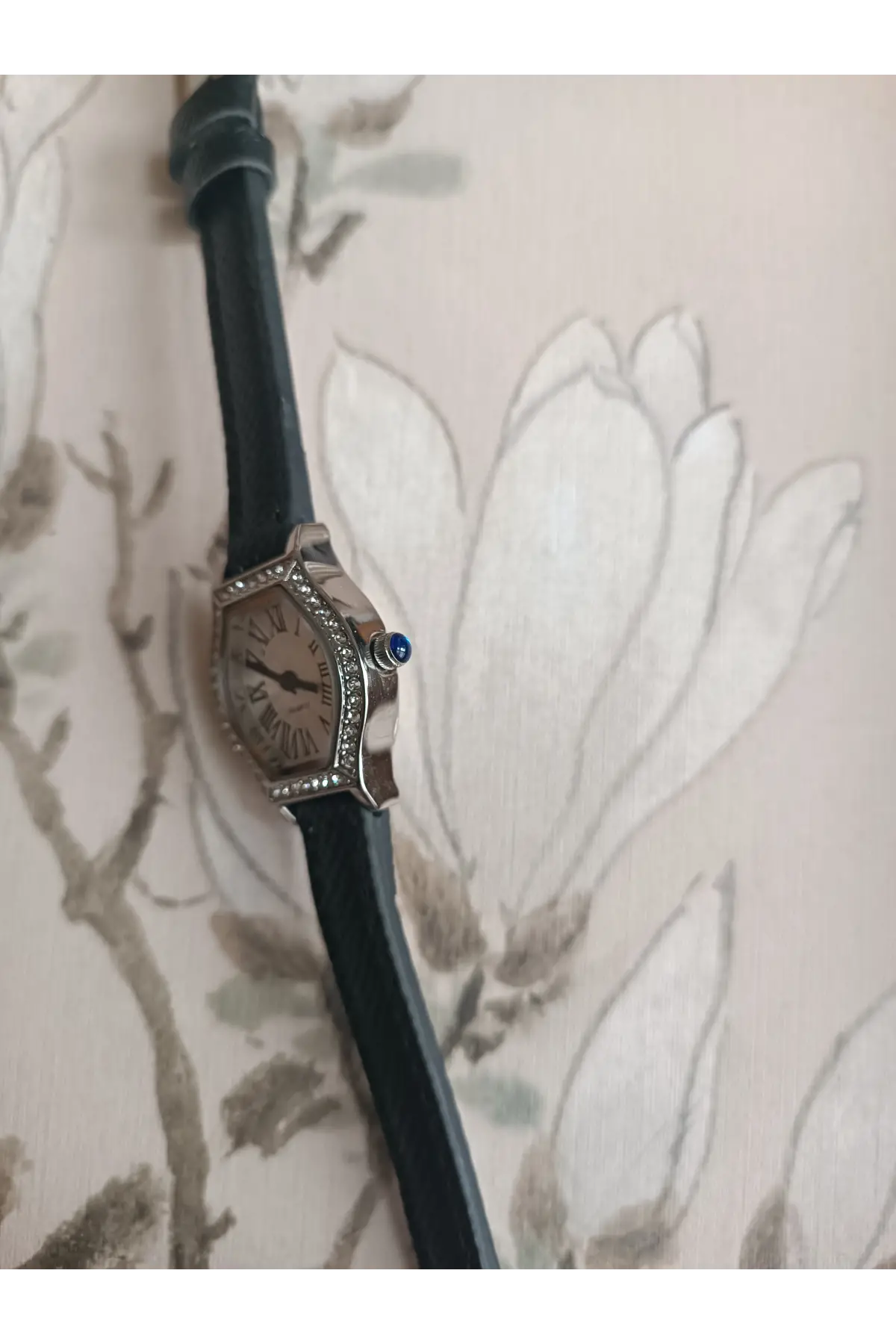 Juana Premium Su Geçirmez Siyah Deri Kordonlu Gold Taşlı Kasa Gümüş Kasa Romen Rakamlı Vintage Kadın Kol Saati