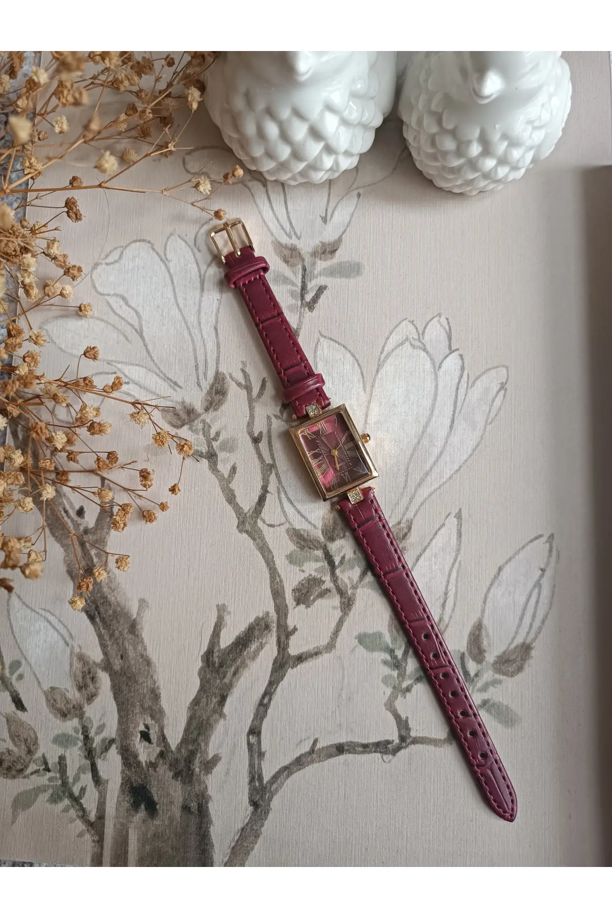 Lavinya Premium Su Geçirmez Bordo Kroko Deri Kordonlu Gold Taşlı Kasa Bordo Kadran Romen Rakamlı Vintage Kadın Kol Saati