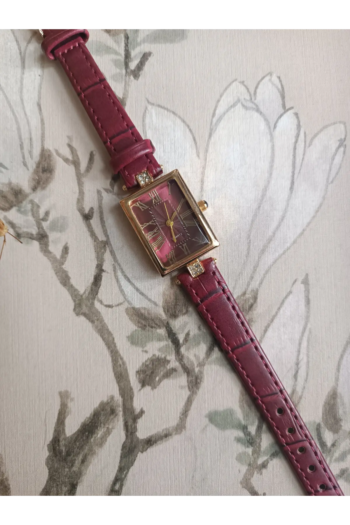 Lavinya Premium Su Geçirmez Bordo Kroko Deri Kordonlu Gold Taşlı Kasa Bordo Kadran Romen Rakamlı Vintage Kadın Kol Saati