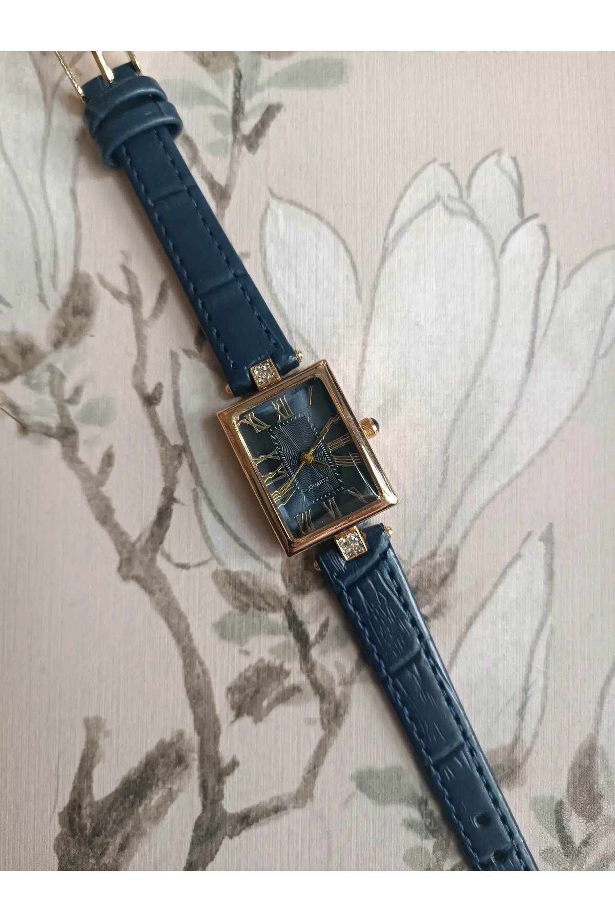 Lavinya Premium Su Geçirmez Lacivert Kroko Deri Kordonlu Gold Taşlı Kasa Lacivert Kadran Romen Rakamlı Vintage Kadın Kol Saati