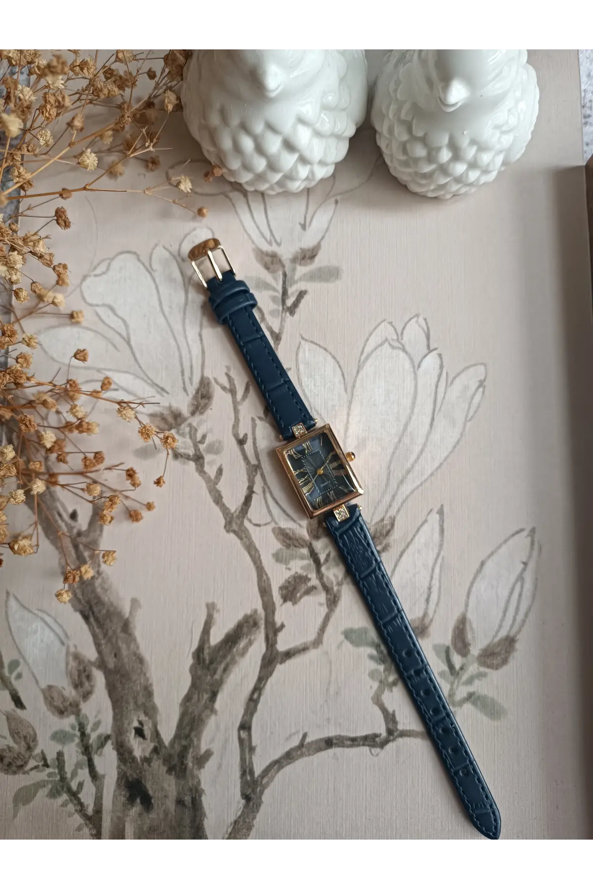 Lavinya Premium Su Geçirmez Lacivert Kroko Deri Kordonlu Gold Taşlı Kasa Lacivert Kadran Romen Rakamlı Vintage Kadın Kol Saati