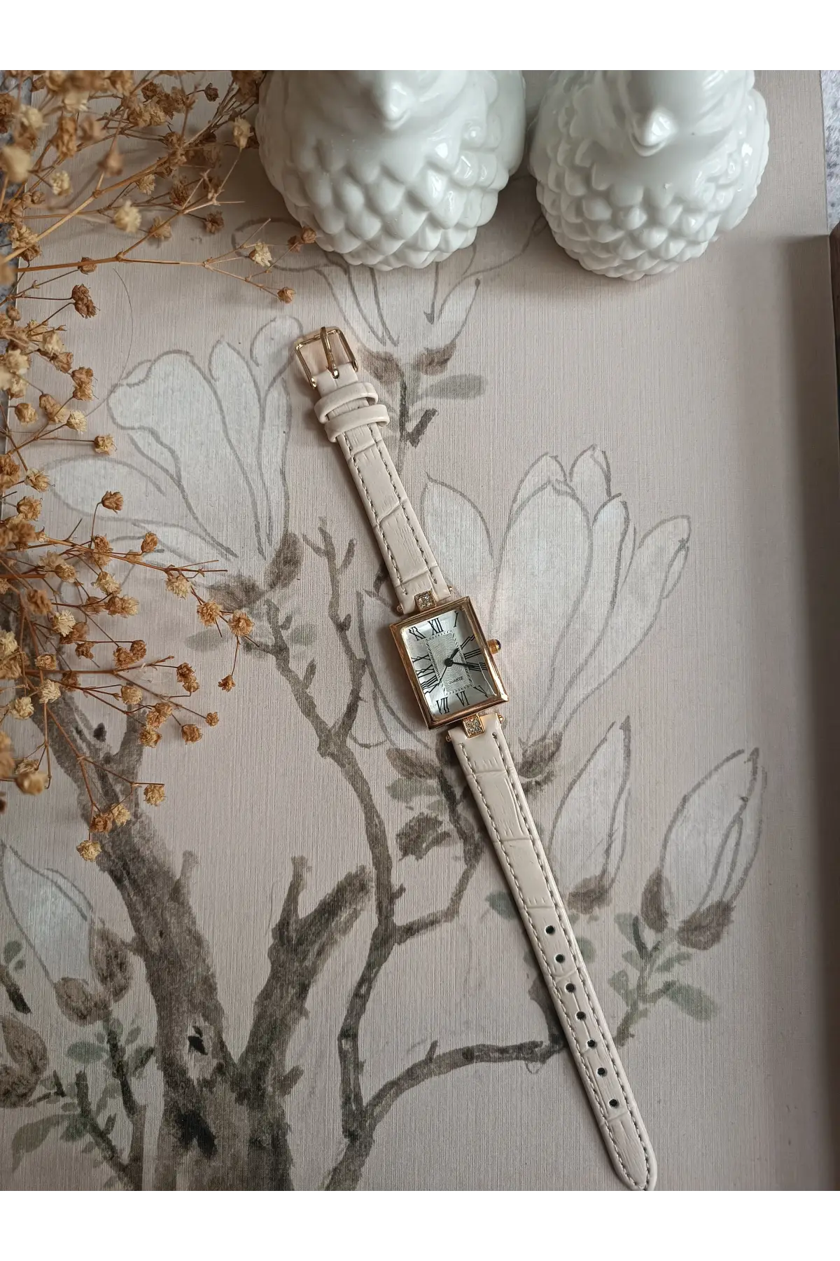 Lavinya Premium Su Geçirmez Krem Kroko Deri Kordonlu Gold Taşlı Kasa Beyaz Kadran Romen Rakamlı Vintage Kadın Kol Saati