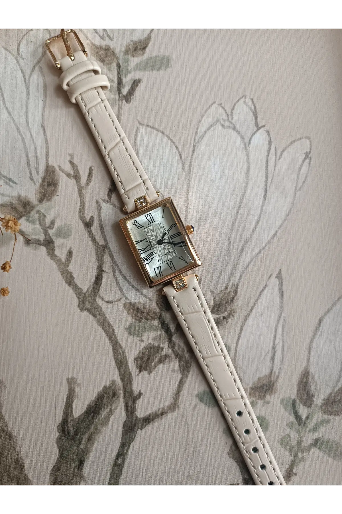 Lavinya Premium Su Geçirmez Krem Kroko Deri Kordonlu Gold Taşlı Kasa Beyaz Kadran Romen Rakamlı Vintage Kadın Kol Saati