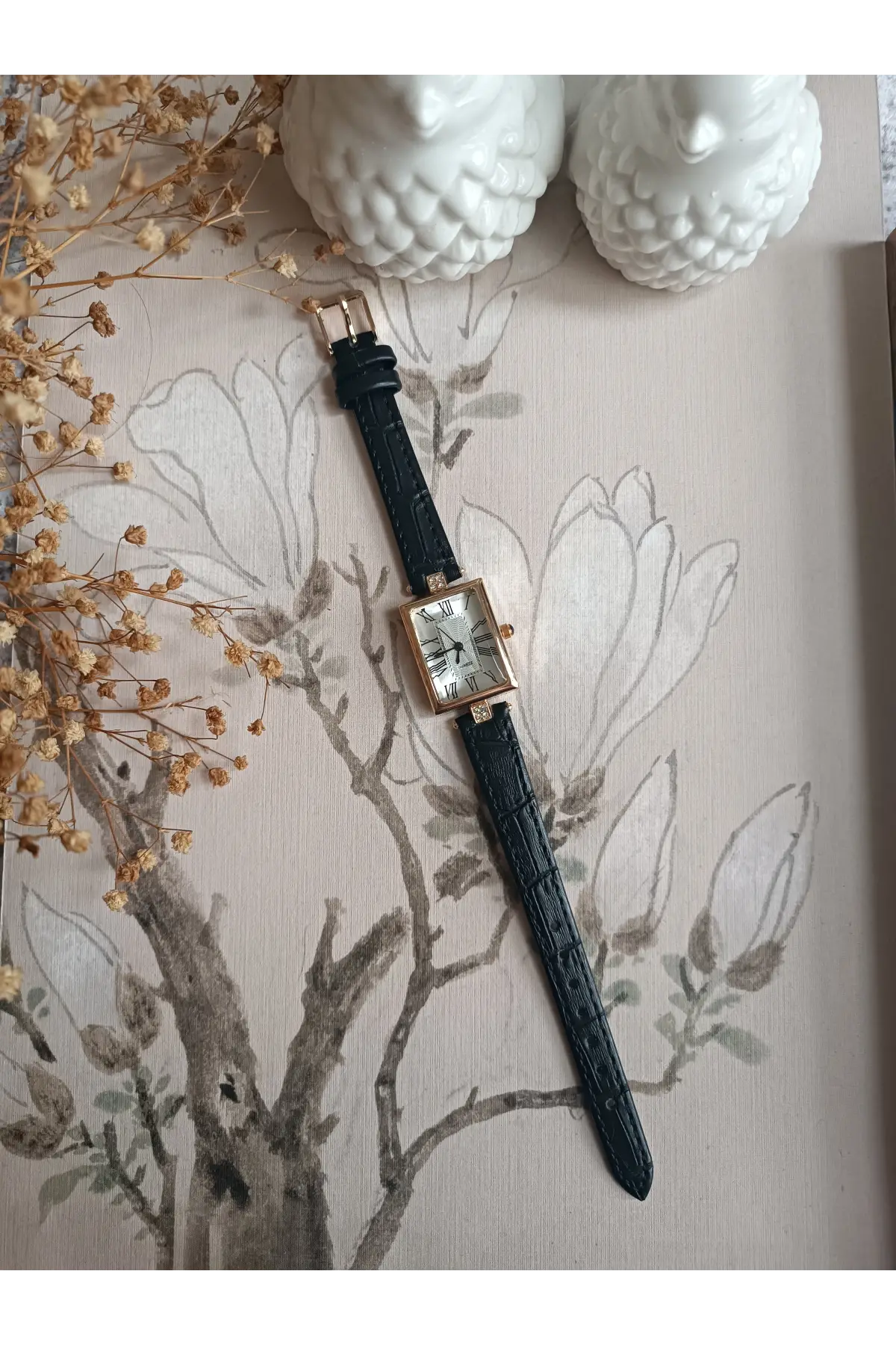 Lavinya Premium Su Geçirmez Siyah Kroko Deri Kordonlu Gold Taşlı Kasa Beyaz Kadran Romen Rakamlı Vintage Kadın Kol Saati