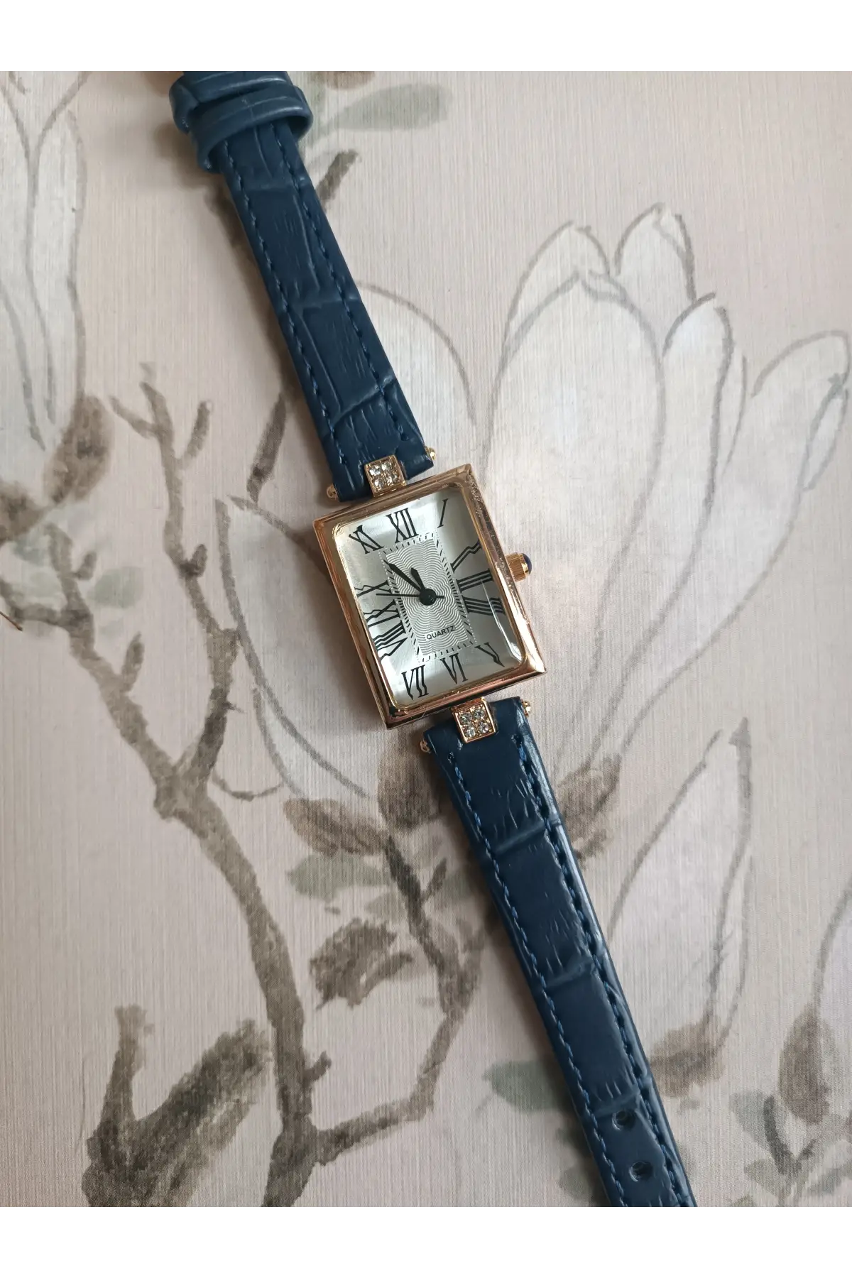 Lavinya Premium Su Geçirmez Lacivert Kroko Deri Kordonlu Gold Taşlı Kasa Beyaz Kadran Romen Rakamlı Vintage Kadın Kol Saati