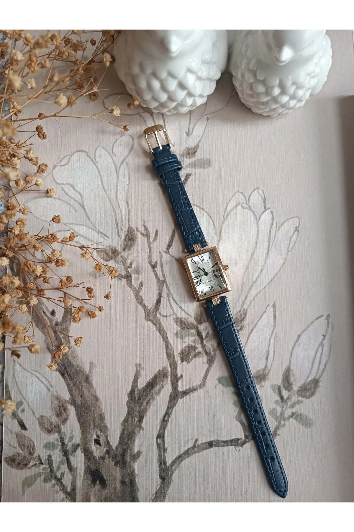 Lavinya Premium Su Geçirmez Lacivert Kroko Deri Kordonlu Gold Taşlı Kasa Beyaz Kadran Romen Rakamlı Vintage Kadın Kol Saati