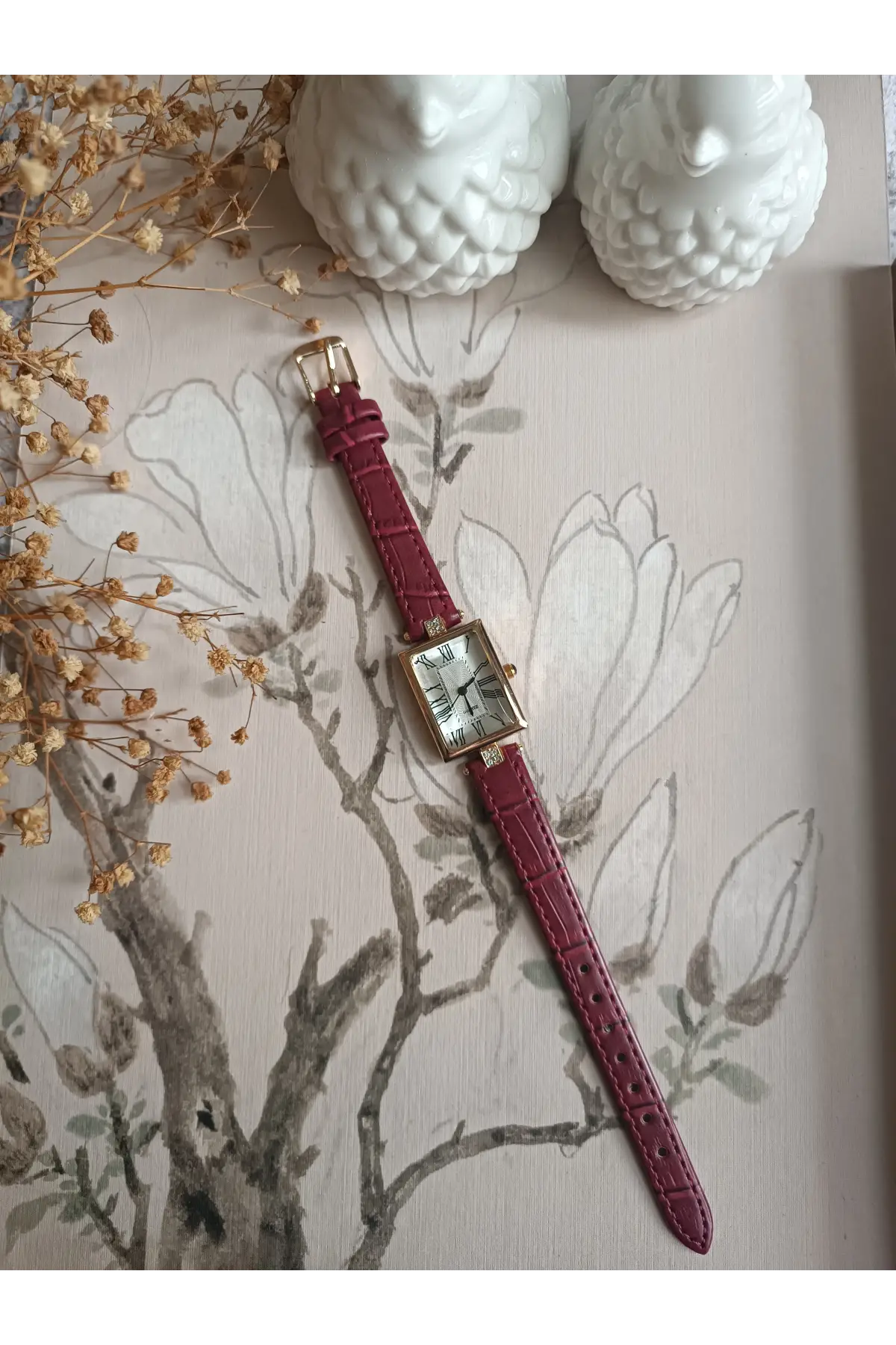 Lavinya Premium Su Geçirmez Bordo Kroko Deri Kordonlu Gold Taşlı Kasa Beyaz Kadran Romen Rakamlı Vintage Kadın Kol Saati