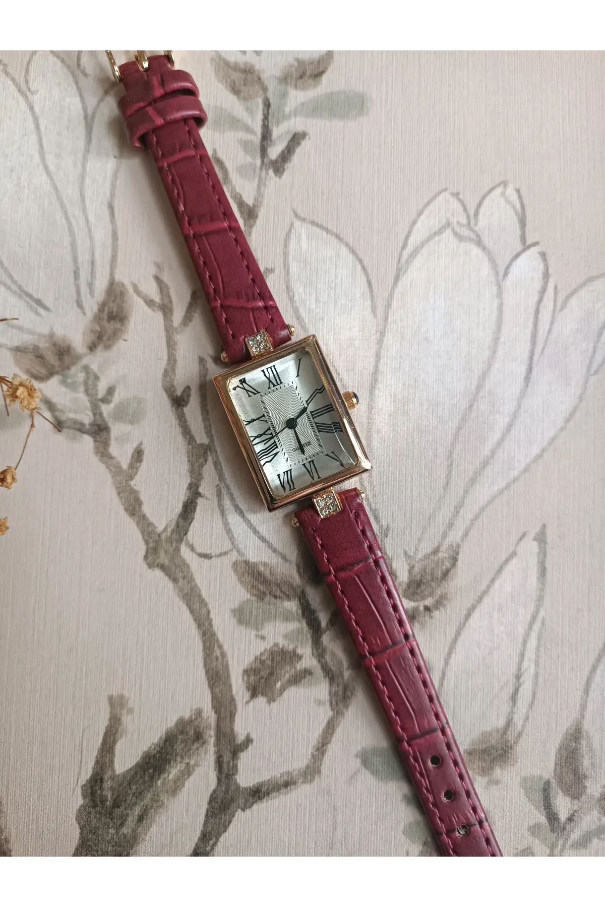 Lavinya Premium Su Geçirmez Bordo Kroko Deri Kordonlu Gold Taşlı Kasa Beyaz Kadran Romen Rakamlı Vintage Kadın Kol Saati
