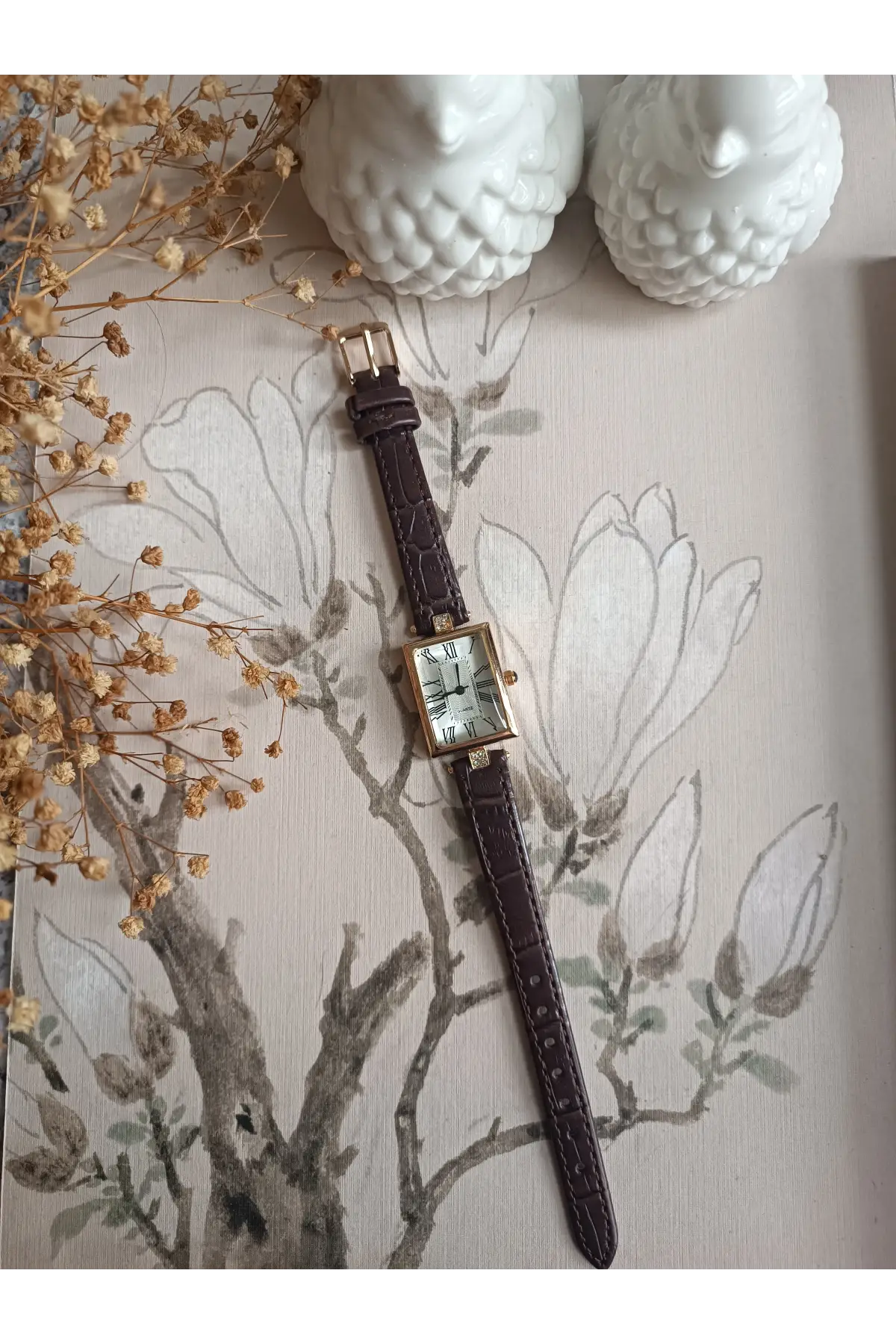 Lavinya Premium Su Geçirmez Kahve Kroko Deri Kordonlu Gold Taşlı Kasa Beyaz Kadran Romen Rakamlı Vintage Kadın Kol Saati