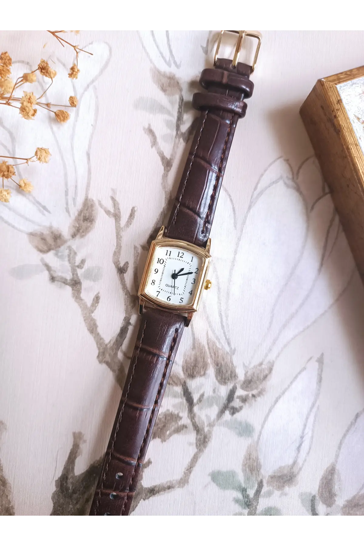 Elowen Kahve Kroko Deri Beyaz Kardan Kare Retro Kadın Kol Saati